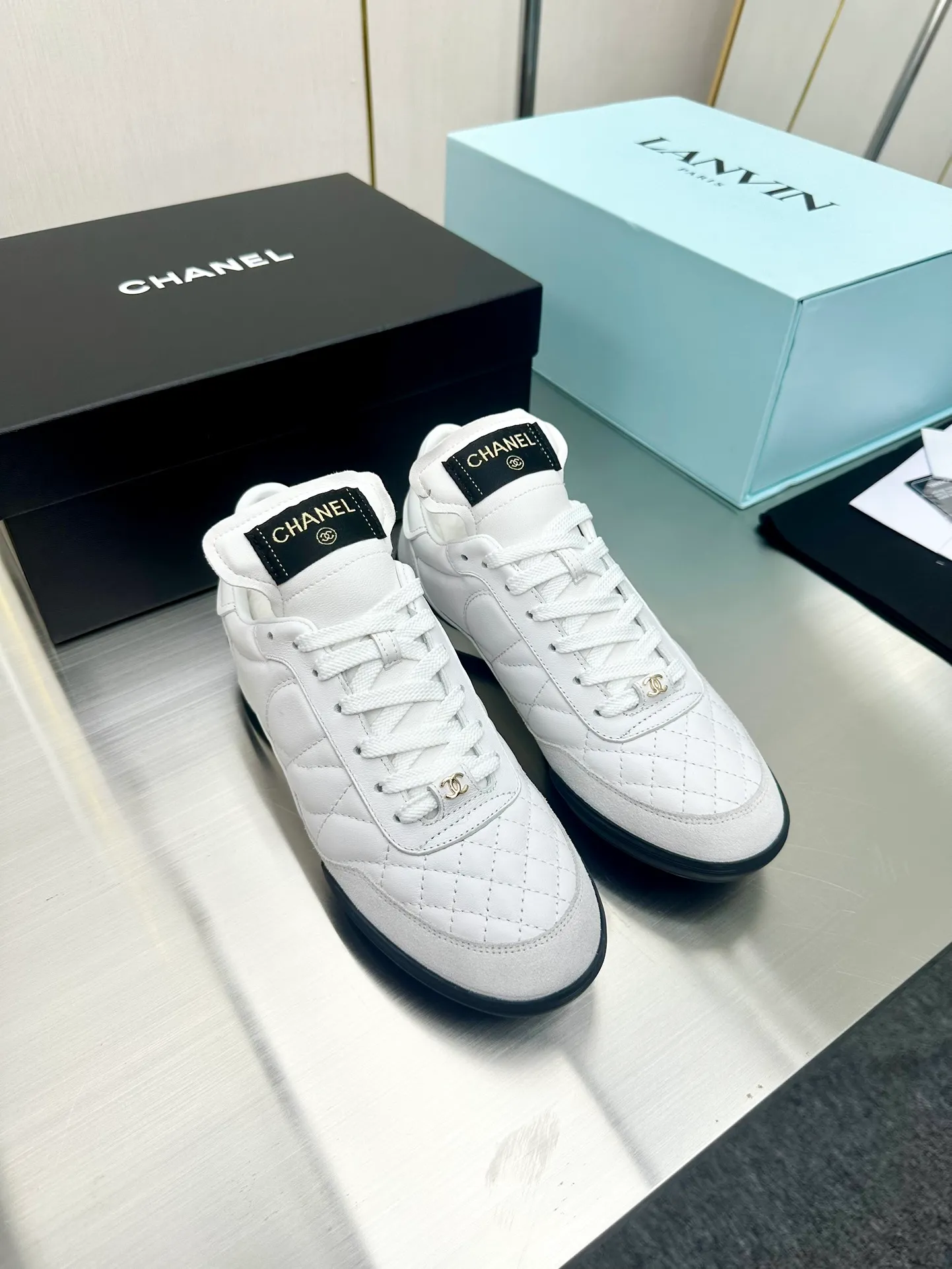 👟👟Ex-factory price 520 👟👟 CHANEL Chanel thick-soled panda sneakers Panda biscuit shoes Chanel 2023ss popular panda shoes 🐼Colorful thick-soled casual sports shoes sneakers The counter is synchronized The counter is very popular Very difficult to buy a shoe The most popular thick-soled panda shoes on the Internet It can be imagined that small fragrance control can not miss it, both appearance and comfort coexist. Simple and versatile white shoes. The thick sole increases height and is super versatile. You can wear it with your eyes closed😍Whoever wears it will look better. Upper: calfskin. Lining: imported sheepskin lining. Outsole: TPU original outsole. Size: 35-40 (41 42 customized.